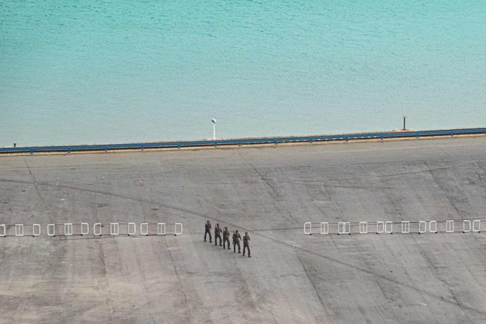 Lau cho biết mình thực hiện bộ ảnh để thỏa mãn trí tò mò về Triều Tiên. "Khi hạ cánh xuống sân bay, mọi thứ thật mới mẻ, gần như siêu thực. Sau vài ngày, những điều kỳ lạ cũng trở nên bình thường, gần gũi hơn", anh nói.