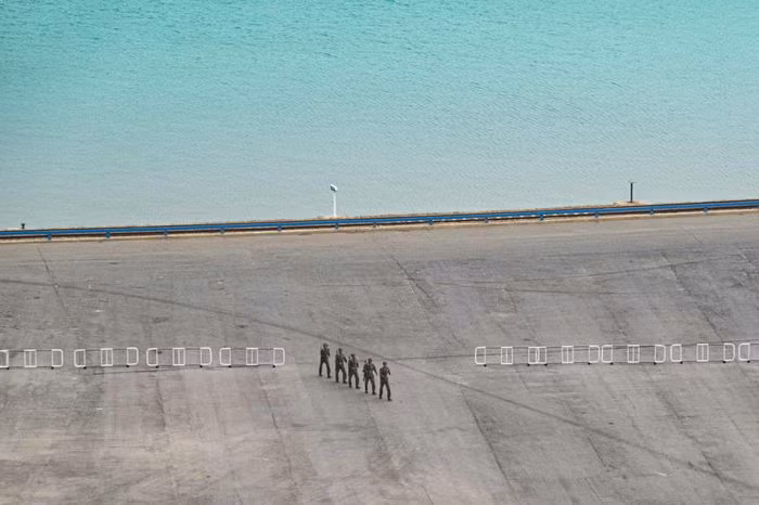 Lau cho biết mình thực hiện bộ ảnh để thỏa mãn trí tò mò về Triều Tiên. "Khi hạ cánh xuống sân bay, mọi thứ thật mới mẻ, gần như siêu thực. Sau vài ngày, những điều kỳ lạ cũng trở nên bình thường, gần gũi hơn", anh nói.