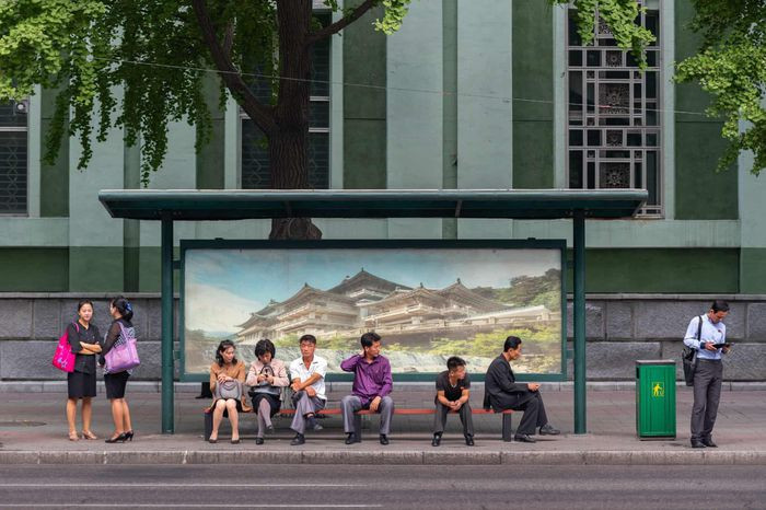 Tinh thần Triều Tiên thể hiện ở nhiều nơi công cộng như trạm xe buýt, biển quảng cáo... Bạn có thể thấy tranh vẽ tượng đài, các câu cổ động, truyền cảm hứng vì sự tốt đẹp hơn của xã hội.