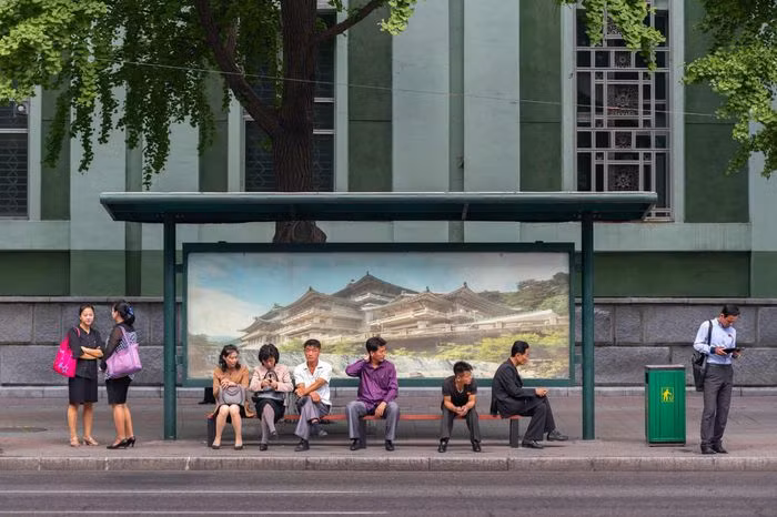 Tinh thần Triều Tiên thể hiện ở nhiều nơi công cộng như trạm xe buýt, biển quảng cáo... Bạn có thể thấy tranh vẽ tượng đài, các câu cổ động, truyền cảm hứng vì sự tốt đẹp hơn của xã hội.