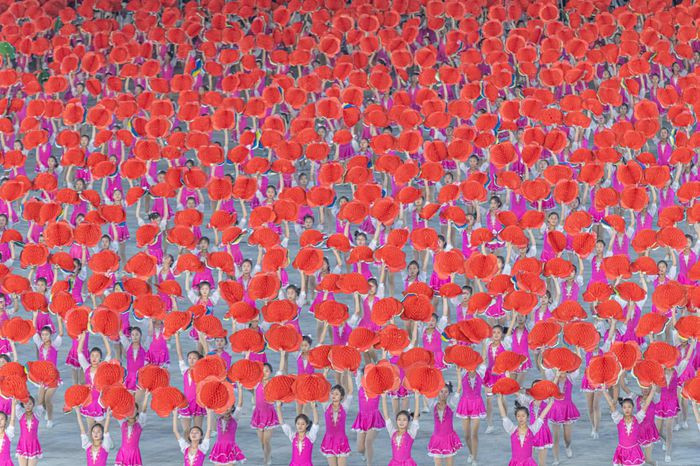 Arirang Mass Games là buổi biểu diễn nghệ thuật lớn nhất trên thế giới với 100.000 người Triều Tiên trẻ tuổi tham gia. Họ được lựa chọn cẩn thận và dành 8 tháng tập luyện.