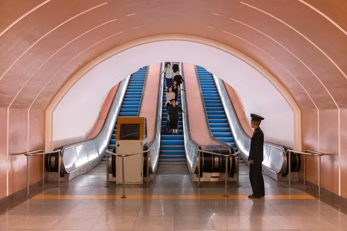 Trước Chiến tranh Triều Tiên, kiến trúc không đa dạng màu sắc thế này. Theo The Guardian, nhà lãnh đạo Kim Jong-il đã ra lệnh trang hoàng lại với những tông màu bắt mắt hơn như xanh bạc hà, vàng chanh, neon, hồng...