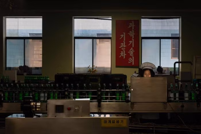 Cuốn sách ảnh của anh có tên "Giữa những cánh cửa".