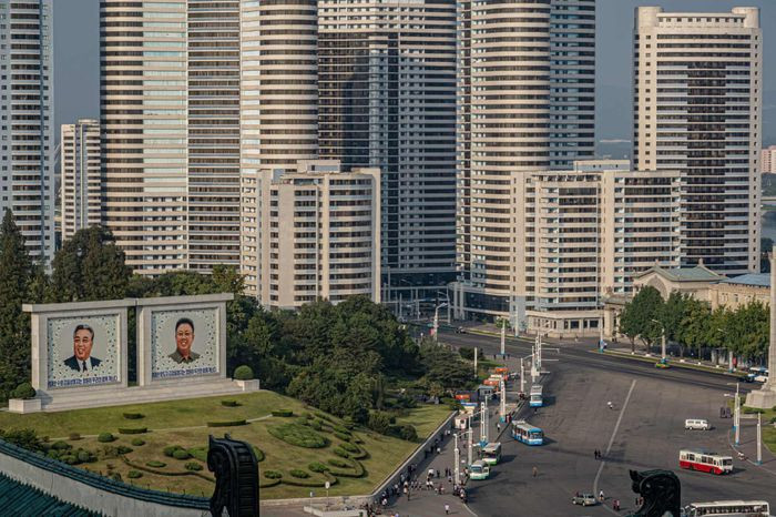 Bình Nhưỡng được xây dựng lại hoàn toàn sau năm 1953. Trước đó, thành phố bị san bằng bởi cuộc ném bom của Mỹ trong Chiến tranh Triều Tiên. Phía đông của thành phố là các khu chung cư đầy màu sắc theo phong cách Liên Xô. Phía tây là các tòa nhà lớn, sân vận động và các khu phát triển mới hơn. Hai bên được ngăn cách bởi sông Taedong.