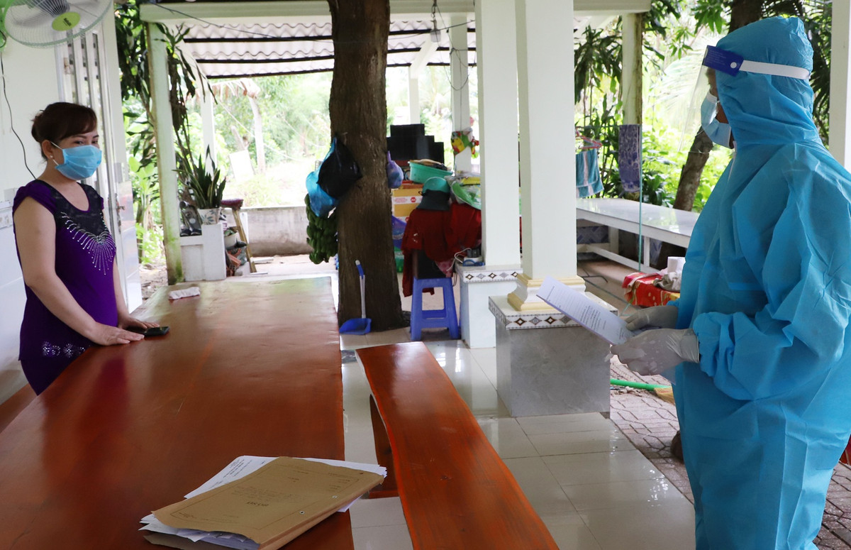 Bat tam giam mot phu nu lam lay lan dich Covid-19