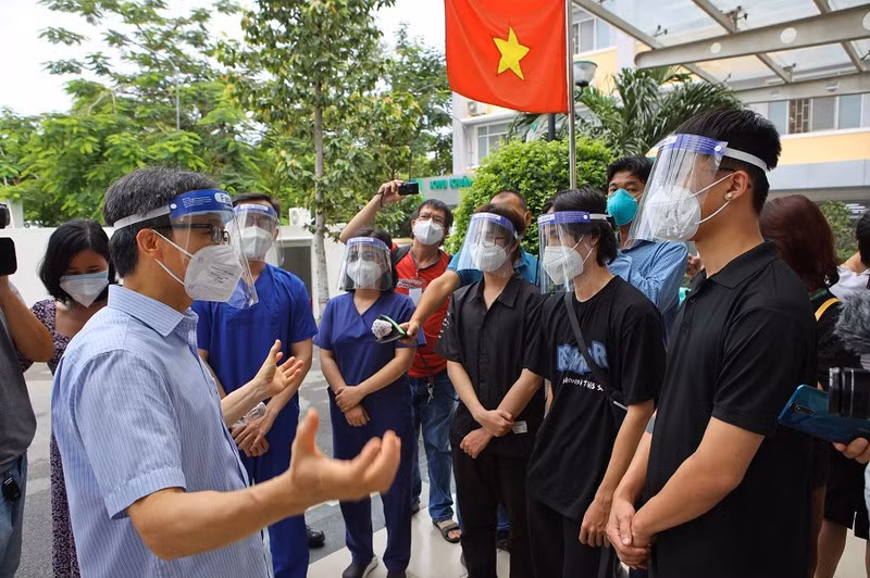 Pho Thu tuong tham hoi cac F0 da khoi benh tham gia chong dich o benh vien