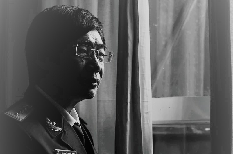 Bac si o tuyen dau chong dich, nha van “tac chien” bang ngoi but-Hinh-2