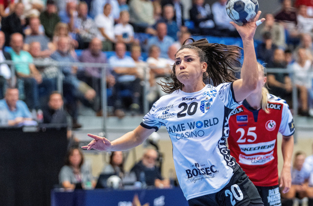 Người dân Đan Mạch không cần xuất trình bằng chứng đã tiêm chủng hay đeo khẩu trang khi đến xem một trận bóng ném ngày 12/9 ở Esbjerg, Đan Mạch. Ảnh: Reuters.