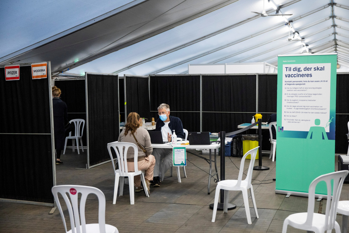 Một trạm tiêm chủng được thành lập ở Faeltparken, Copenhagen, dành cho người tham dự buổi hòa nhạc của ban nhạc "The Minds of 99", ngày 11/9. Ảnh: Reuters.