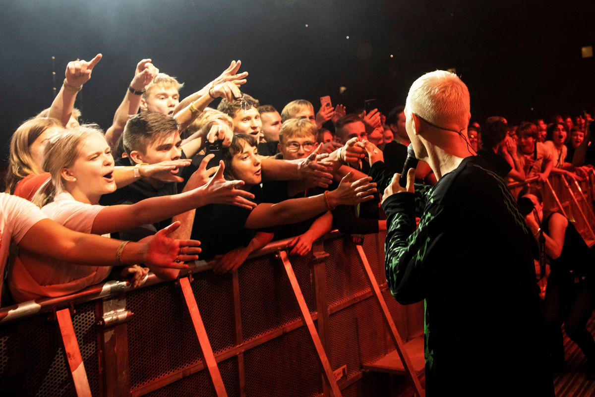 Jens Lundgren, giáo sư về các loại bệnh do virus gây ra thuộc Bệnh viện Đại học Copenhagen, cho biết: “Đan Mạch dỡ bỏ các hạn chế vì việc triển khai vaccine rất thành công. Chúng tôi kiểm soát được đại dịch và có thể xử lý các vấn đề còn lại ở người đang mắc Covid-19 trong khuôn khổ hệ thống bệnh viện của chúng tôi”.