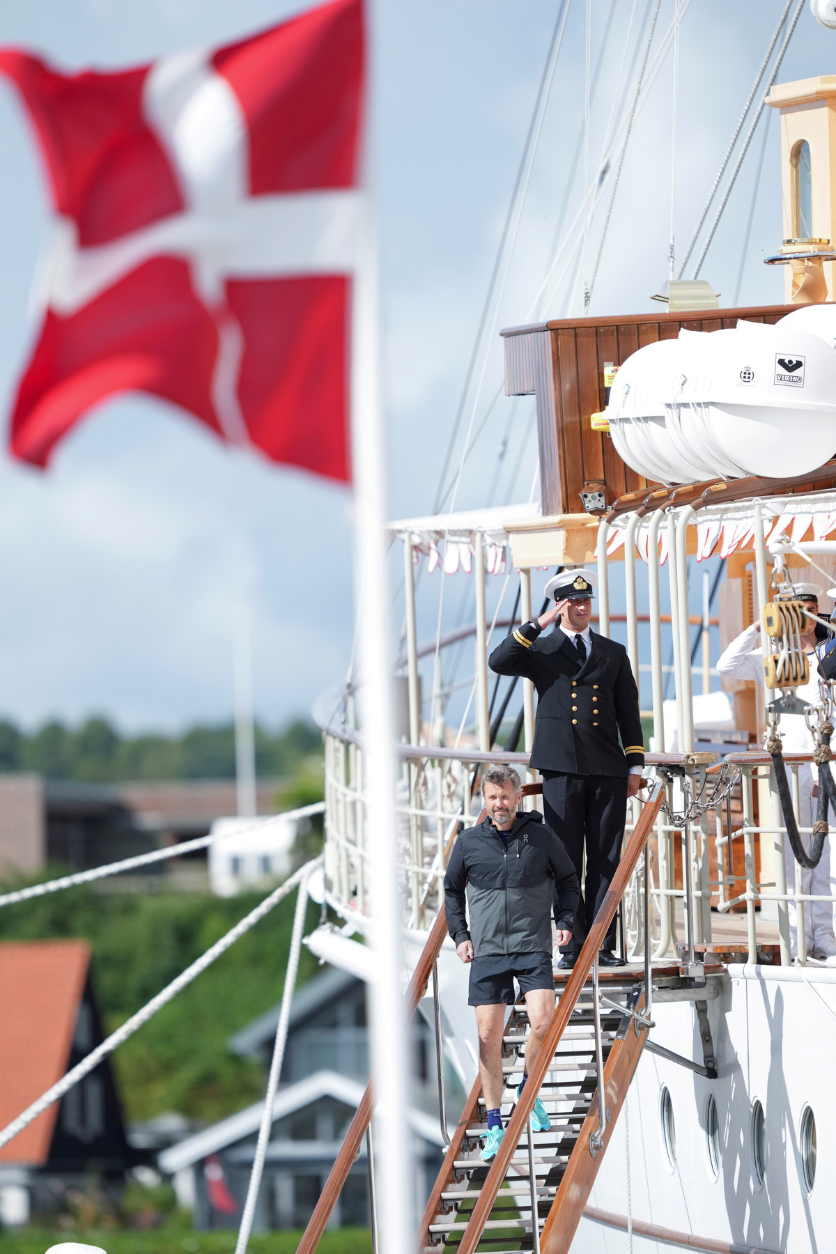 Thái tử Frederik khai mạc cuộc đua hoàng gia Soenderjylland, tại Soenderborg, Aalborg, Đan Mạch, ngày 12/9. Ngoài ra, các hoạt động tụ tập đông người khác như hòa nhạc, thi đấu thể thao trong nhà cho phép khán giả tự do vào xem… diễn ra sôi nổi trong cuối tuần qua. Ảnh: Reuters.