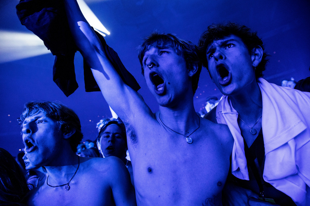 Vào cuối tháng 8, Bộ trưởng Y tế Magnus Heunicke nói dịch bệnh đã được kiểm soát nhưng cảnh báo chính phủ sẽ hành động khi cần thiết nếu tình hình xấu đi. Kể từ ngày 14/8, người dân không còn bị bắt buộc đeo khẩu trên các phương tiện giao thông công cộng. Ảnh: Reuters.