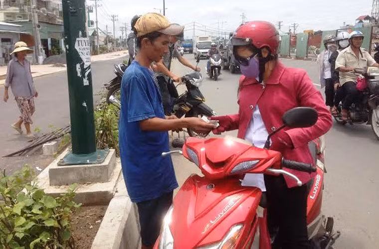 Đa số người tham gia giao thông khi phát hiện hàng rào bị đóng đều vui vẻ trả phí "qua cầu" của mẹ con bà Ba.