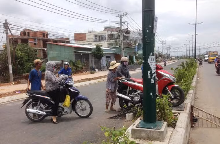 Cũng theo bà Ba, mỗi ngày từ sáng đến chiều, nếu chịu khó bà cũng kiếm được hơn trăm ngàn đồng để góp chút tiền chợ với chồng. Tuy nhiên theo bà, “nghề lạ” này chỉ tồn tại thêm vài ngày vì đến dịp lễ 2/9 tuyến đường này sẽ cho xe lưu thông.
