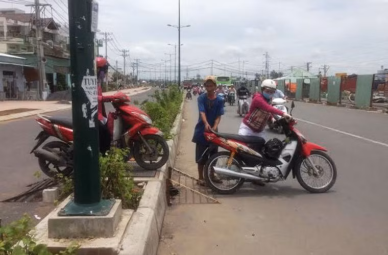 Vào giờ cao điểm đi lại, người con trai của bà Ba cũng có mặt để phụ mẹ.