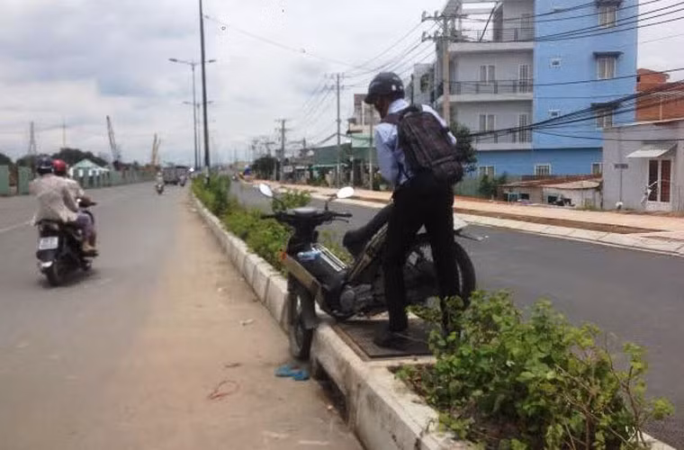 Tuy nhiên cũng không hiếm trường hợp tự nhấc xe vượt qua đường như thế này để "tiết kiệm".