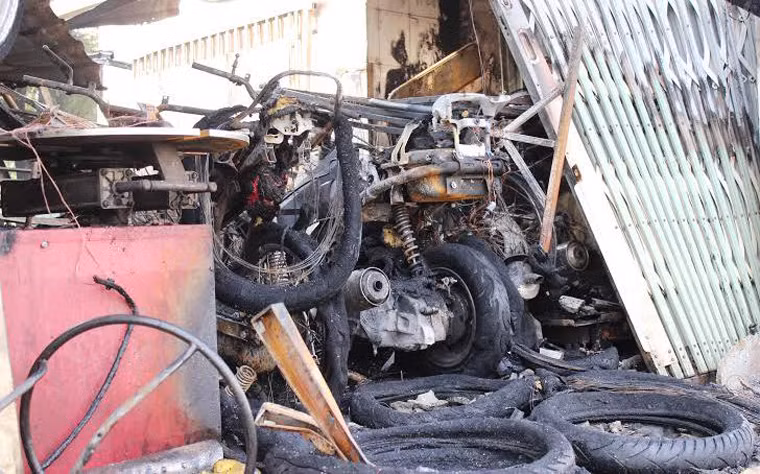 Nhận tin báo, cảnh sát PCCC quận 9 đã điều động nhiều phương tiện cùng hàng chục cán bộ, chiến sĩ đến hiện trường tham gia dập lửa. Sau gần nửa giờ phun nước, đám cháy cơ bản đã được khống chế... Tuy nhiên toàn bộ tài sản cùng 3 chiếc xe máy các loại trong tiệm...