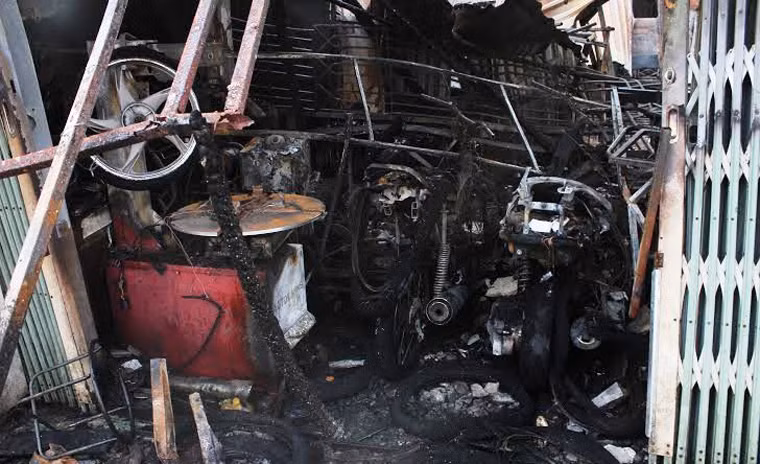 Chỉ trong tíc tắc, cả căn nhà là tiệm sửa xe chìm trong biển lửa, lan sang 2 căn nhà trọ cạnh bên...