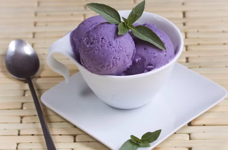 Để tận dụng lợi ích sức khỏe từ khoai môn, bạn có thể giải nhiệt với kem khoai môn.