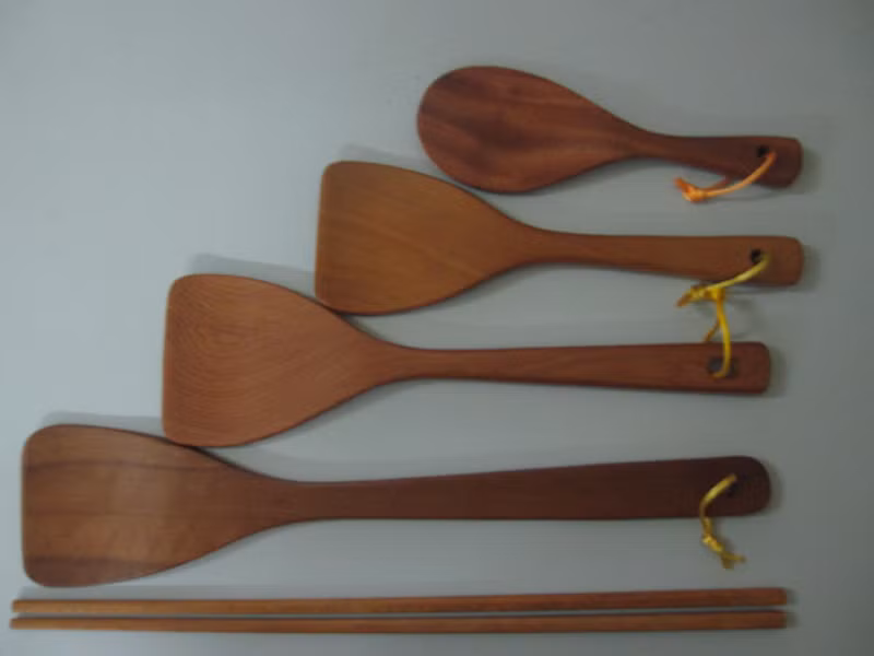 Sử dụng dụng cụ bằng kim loại với chảo chống dính. Điều này hoàn toàn không tốt bởi khi tiếp xúc có thể làm xước bề mặt chảo. Khiến thức ăn dễ tiếp xúc với PFCs gây hại cho sức khỏe. Tốt nhất, nên sử dụng đồ bằng gỗ để đảo.