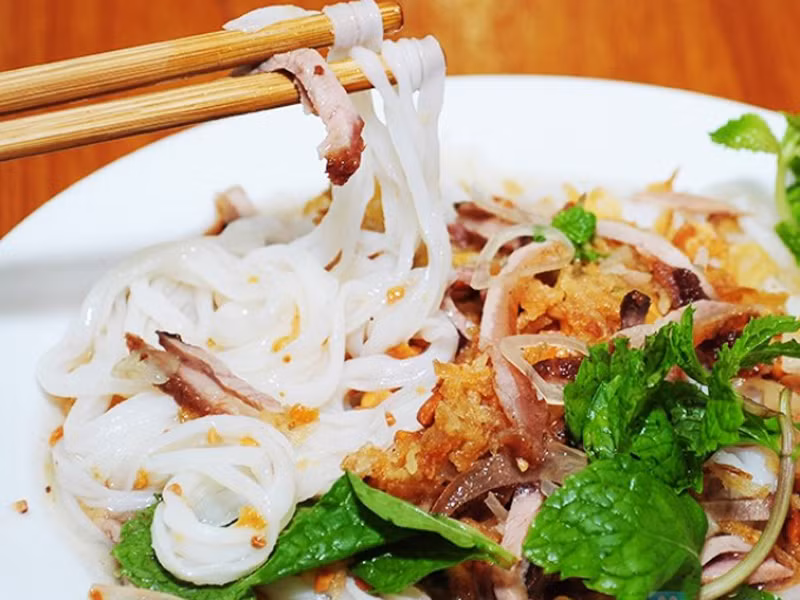 Chỉ đến khi thưởng thức, người ăn mới rưới nước dùng vào, trộn đến khi phở quyện với lớp nước sốt; tạo nên từng thớ bánh phở trắng mềm mại, hấp dẫn thì ăn kèm ớt xào, ớt chưng hoặc ớt tương.