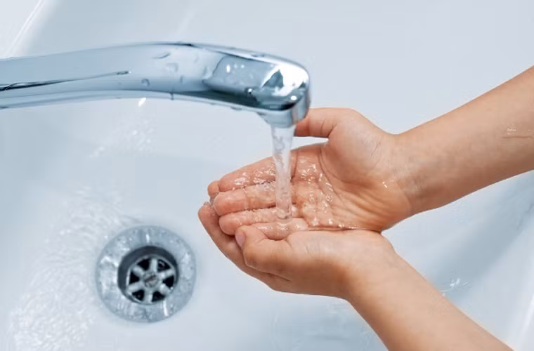 Rửa tay. Mùi tanh của cá, hành, dầu mỡ còn sót lại trên tay khi chuẩn bị bữa ăn cho cả nhà sẽ dễ dàng được loại bỏ bằng cách rửa với nước chanh.