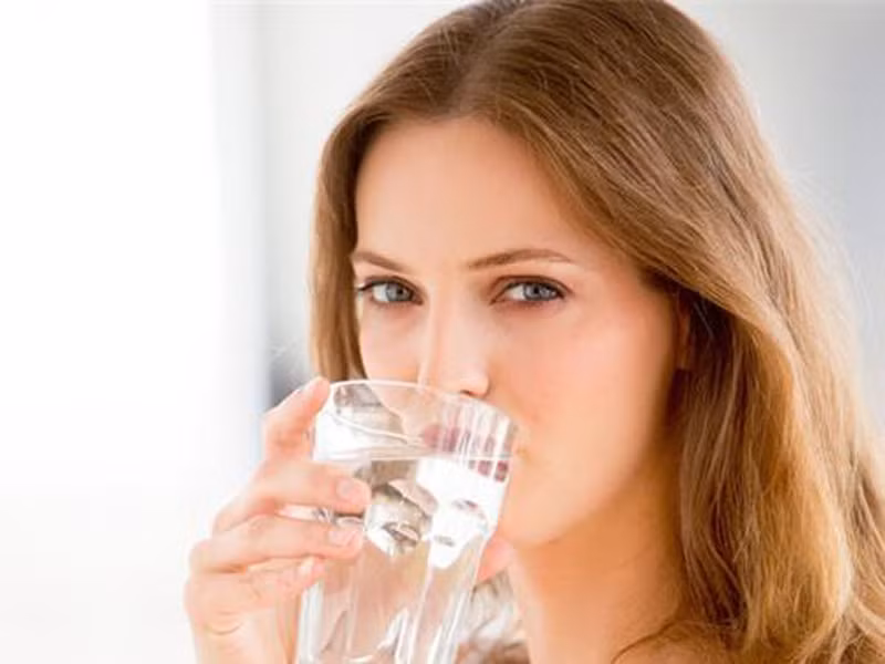 Uống đủ nước. Thiếu nước là nguyên nhân khiến cơ thể khó có thể đẩy các chất cặn bã lưu giữ trong cơ thể; gây nên chứng bệnh thận mãn tính hoặc các hệ lụy khác về sức khỏe. Ước tính, mỗi kg trọng lượng cơ thể cần 33 ml nước để thanh lọc. Hãy lấy chỉ số này nhân với trọng lượng cơ thể để biết lượng nước cần thiết.