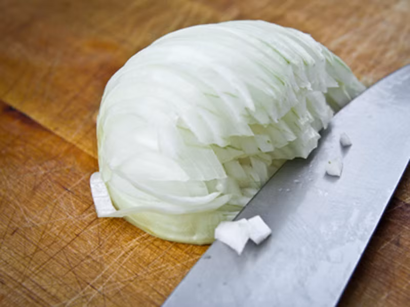 Hành tây là nguồn cung cấp vitamin dồi dào. Nó đặc biệt tốt khi ăn sống song không ít người e ngại mùi hăng của chúng. Để “giải quyết”, bạn nên thái hành tây thành từng miếng nhỏ rồi ngâm trong nước khoảng một tiếng rưỡi là có được món ăn vừa giòn vừa tốt cho sức khỏe.