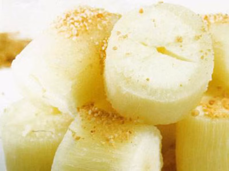 Sắn. Mùa lạnh, sắn luộc được xem như một món ăn vặt khoái khẩu. Tuy nhiên, trong sắn chứa nhiều xyanua, một chất độc hại. Suốt quá trình chế biến, nếu không được xử lý đúng cách, sắn có thể trở nên vô cùng nguy hiểm.