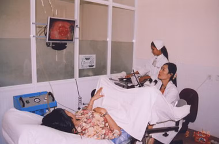 Soi cổ tử cung. Phương pháp này có thể quan sát khu vực cổ tử cung, vòm âm đạo và âm đạo. Từ đó, phát hiện ra những yếu tố bất thường.