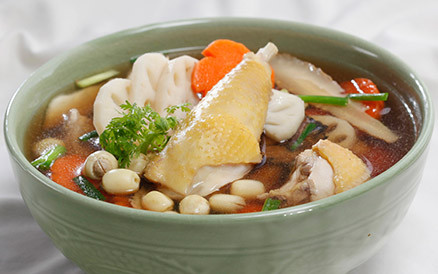 Vịt hầm hạt sen. Không bổ dưỡng, cầu kì như cháo gà ác hạt sen song chị em vẫn dễ dàng “lấy lòng” chồng mình bằng món vịt hầm hạt sen ngày cuối tuần.