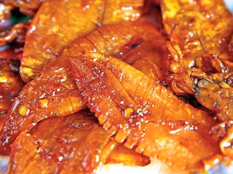 Món ăn khá “khác người” khi phải đợi thật nguội, ăn miếng mực mới cảm nhận rõ vị ngọt dai và cay nồng của các loại gia vị đi kèm. Trái lại nếu ăn nóng, mực thường bở hơn, không ngon.