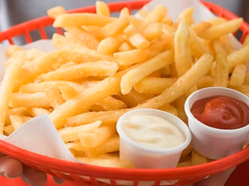 Khoai tây chiên. Khoai tây chiên là món quen thuộc đối với nhiều gia đình. Tuy nhiên, thưởng thức quá nhiều đồ rán hoàn toàn không có lợi.