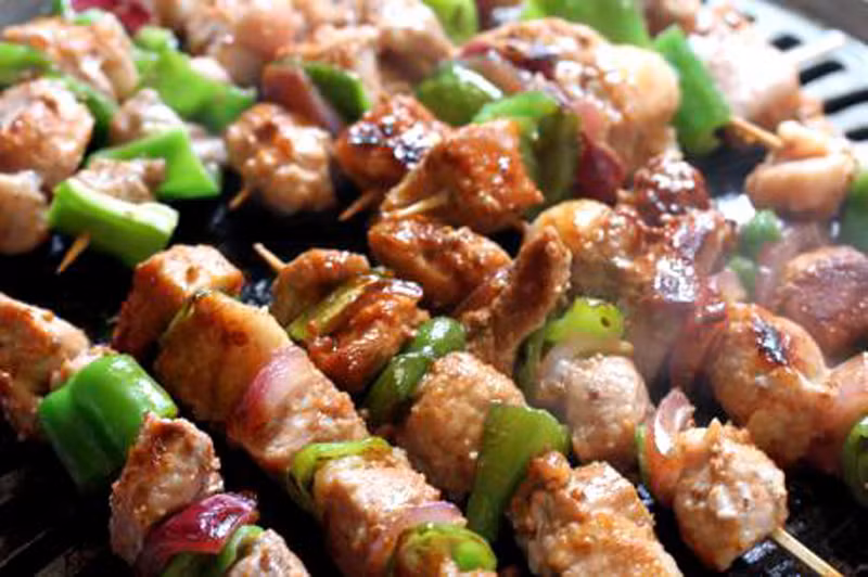 Khi nướng thịt, nên kết hợp nướng thêm các lại rau củ như súp lơ, cải bắp, cải hoa, cải xoắn. Những thực phẩm này chứa hợp chất có khả năng kích thích sự hoạt động của các enzyme trong cơ thể, giúp giải chất độc HCA – chất gây ung thư hình thành khi nướng thịt ở nhiệt độ cao.