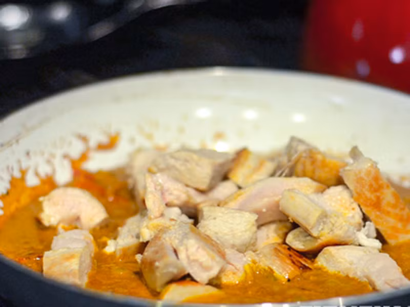 Thưởng thức gà om nước cốt dừa vừa ngon vừa không sợ béo phì. Theo tính toán, khi tận hưởng món ăn này, bạn chỉ hấp thu được 212, 37 gram protein, 5 gram carbs và 6 gram chất béo mà thôi.