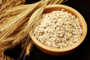 Bột yến mạch chữa bệnh chàm. Chứng viêm da có thể dễ dàng bị đánh bay bằng các thực phẩm trong bữa ăn hàng ngày như bột yến mạch. Cụ thể, bằng cách pha 1/3 chén bột yến mạch vào nước ấm, khuấy đều để tắm trong vòng 10 phút sẽ có tác dụng bất ngờ.