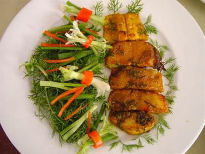 Khi những miếng cá chảy mỡ kêu xèo xèo; từng miếng cá chuyển sang màu nâu cánh gián, dậy lên hương thơm quyến rũ của cá và mẻ là món ăn có thể cho “ra lò”.