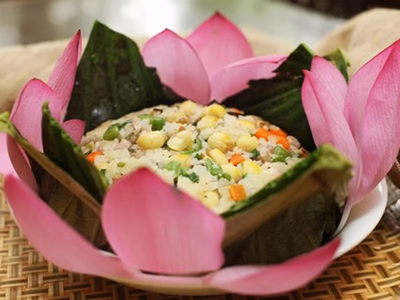 Cơm sen cung đình Huế. Là món ăn hoàng gia nên cơm sen cung đình Huế đòi hỏi một đầu bếp thiện nghệ. Nguyên liệu để chế biến khá đa dạng như gạo, sen, thịt nạc thăn, tôm, cà rốt, đậu quả, nấm hương. Song yếu tố làm nên phần hồn của món ăn lại chính là ở cách chế biến và trình bày đẹp mắt như một bức tranh nghệ thuật của nghệ nhân.