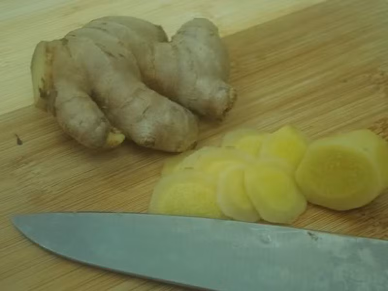 Giúp dao sắc hơn. Để cắt đồ khô dễ dàng hơn, bạn nên tận dụng một ít gừng tươi và dầu vừng chà lên lưỡi dao.