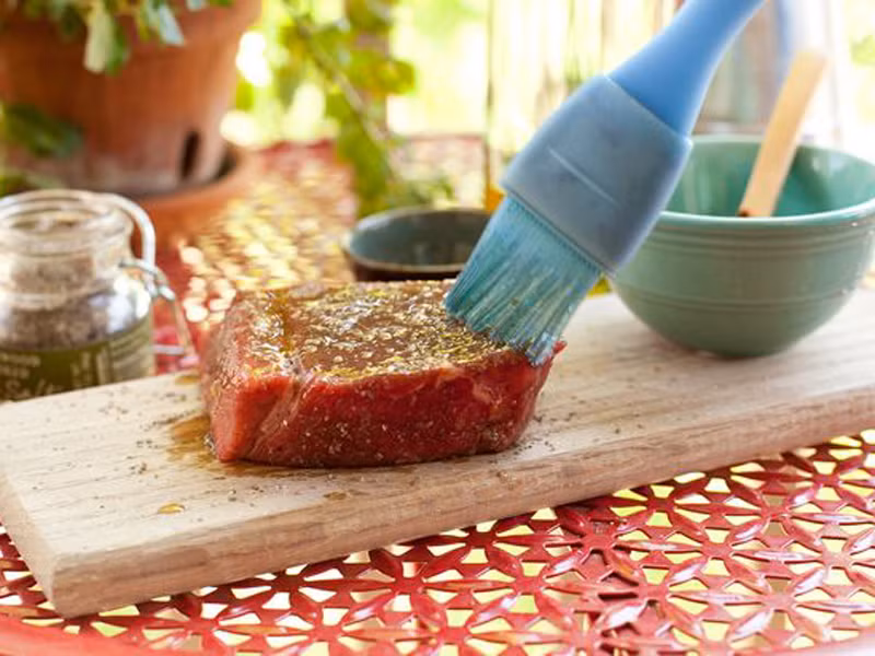  Lạm dụng dầu ăn.Việc phủ lớp dầu dày cộp lên miếng thịt hoàn toàn không tốt. Lượng dầu này sẽ nhanh chóng hút khói khiến món ăn của bạn không có được mùi vị như mong muốn. Vậy nhưng, một chút dầu sẽ rất tốt bởi nó sẽ giúp miếng thịt chín mềm, có màu sắc bắt mắt.