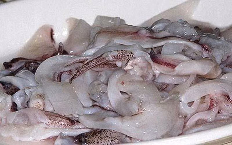 Sau đó, cắt mực làm đôi theo chiều dọc, bỏ túi mực, rửa sạch rồi đem phơi cho thịt săn lại.