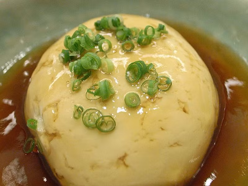 Hoặc đợi chạch chui vào hết rồi nhanh chóng vớt miếng đậu ra. Với cách này, thực khách sẽ được tận hưởng cảm giác beo béo của đậu phụ cùng cảm giác giòn giòn từ thịt chạch; mặc cho chúng lúc nhúc, giãy giụa trước “cửa địa ngục” mới.