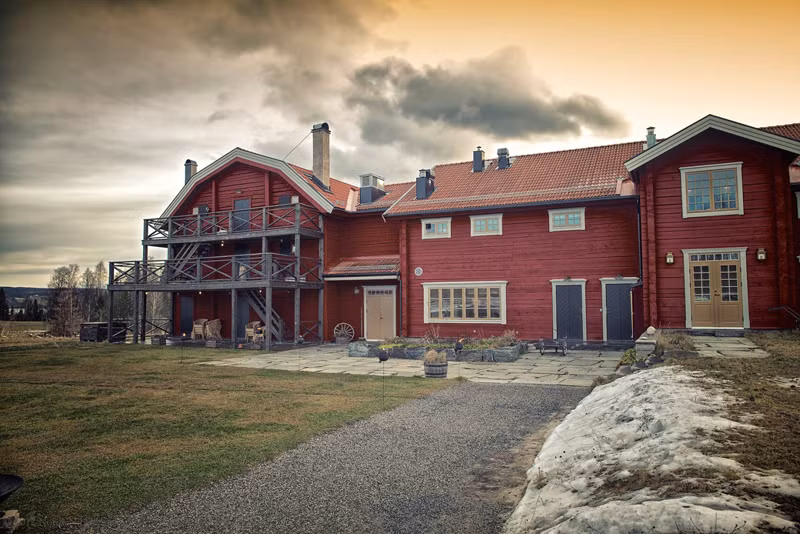 Fäviken (Thụy Điển). Điều đặc biệt của Fäviken là nó chỉ phục vụ mười hai khách hàng quen một đêm và có được không gian yên tĩnh tuyệt đối giữa núi rừng. Tất cả món ăn trong nhà hàng đều được nhân viên tự tay chuẩn bị từ khâu gieo trồng đến chế biến. Tuy nhiên, để tiếp cận Fäviken khá khó khăn, Fäviken nằm ở Jarpen, Thụy Điển – một vùng gần như bị cô lập khỏi thế giới bên ngoài. Bạn chỉ có thể đến đây bằng con đường mòn duy nhất.