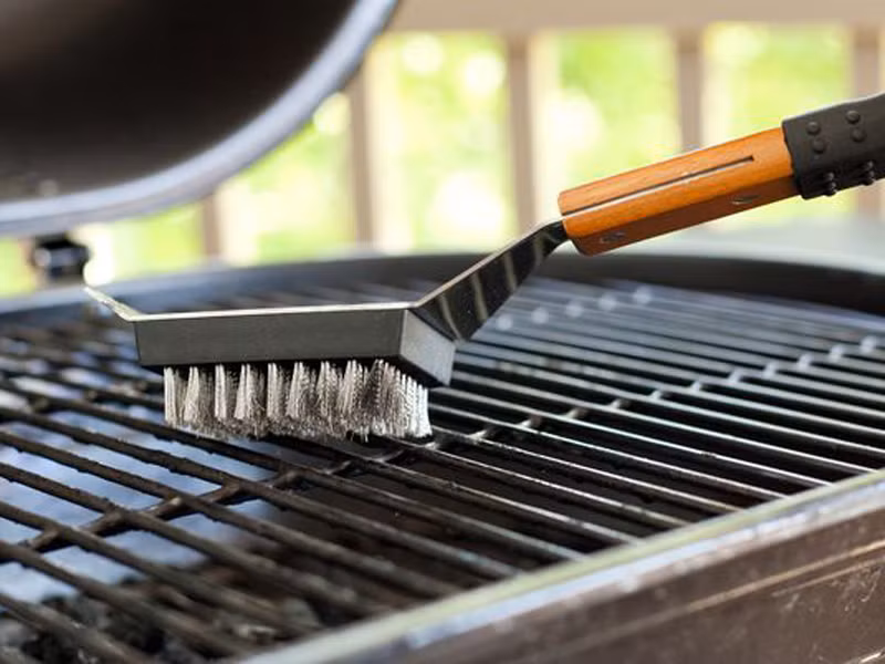 Quên làm sạch vỉ nướng. Giống như ăn một chiếc bát bẩn lâu ngày, việc quên làm sạch vỉ nướng sẽ khiến thức ăn thừa bám chặt vào thịt; khiến chúng không có mùi vị thơm ngon như mong đợi mà còn có hại cho sức khỏe.