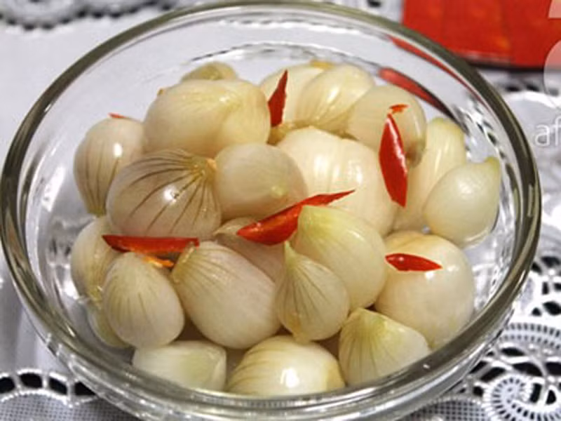 Hành muối. Hành muối là một món ăn truyền thống trong ngày tết cổ truyền của dân tộc; thường được sử dụng như một đồ ăn kèm với bánh chưng hoặc các loại thịt nhiều mỡ như thịt đông, thịt kho tàu, thịt luộc, giò tai, giò mỡ... để chống ngấy.