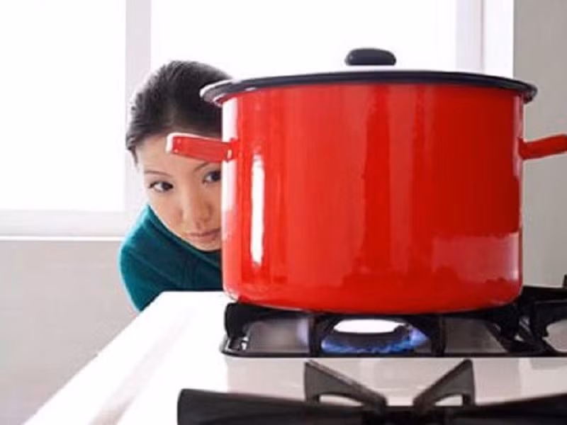 Chế biến thịt với ngọn lửa quá nhỏ. Ngọn lửa to giúp món thịt nhanh chóng được chín đều từ bên trong thớ. Với một ngọn lửa nhỏ, bạn sẽ khiến chúng nhanh chóng bị bở, thậm chí có thể tiêu hao lượng lớn chất dinh dưỡng trong quá trình bốc hơi.