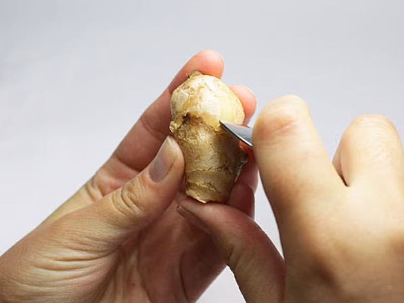 Gừng. Bạn chỉ cần rửa sạch củ gừng tươi và để khô. Sau đó, dùng một chiếc thìa để cạo quanh bên ngoài là được.