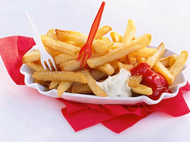 Khoai tây rất giàu tinh bột. Khi chế biến ở nhiệt độ cao (chiên, nướng), nó sẽ hình thành acrylamide – một loại chất hóa học độc hại, có thể gây ung thư. Đối với phụ nữ đang mang bầu, việc ăn nhiều khoai tây chiên còn ảnh hưởng tiêu cực đến sự phát triển bình thường của thai nhi. Cụ thể, em bé sinh ra sẽ nhẹ cân hơn tiêu chuẩn trung bình và có chu vi đầu nhỏ hơn