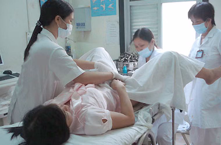 Khám phụ khoa. Khi thực hiện, cần tiến hành khám đồng bộ âm đạo, cổ tử cung, tử cung, ống dẫn trứng, buồng trứng và trực tràng. Bạn không cần lo lắng về những đau đớn suốt quá trình khám diễn ra. Bác sĩ thường dùng mỏ vịt để kiểm tra âm đạo và cổ tử cung. Nhìn chung, những thao tác này không gây đau đớn nhiều.