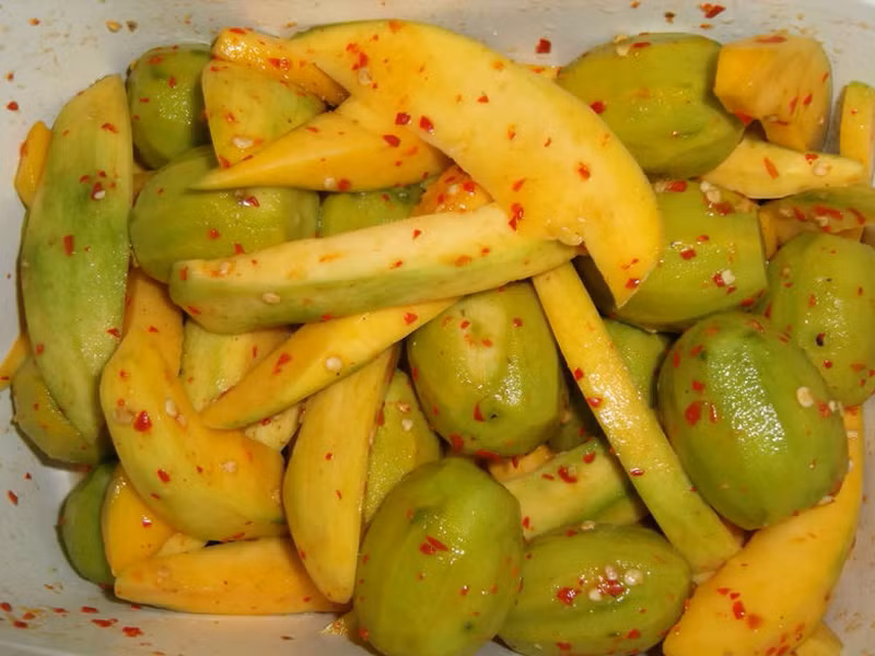  Cóc dầm chua ngọt. Mùa thu cũng là lúc cóc dầm cũng là món ăn khoái khẩu, ưa chuộng của nhiều chị em. Khi thưởng thức, cóc có vị giòn tan, chua chua, cay cay, ngọt ngọt cùng mùi thơm quyến rũ của gừng tươi.